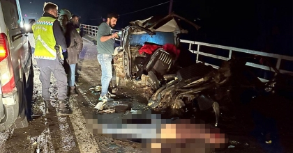 İZMİR'DEKİ KAZADA OTOMOBİL İKİYE BÖLÜNDÜ: 2 ÖLÜ, 3 AĞIR YARALI