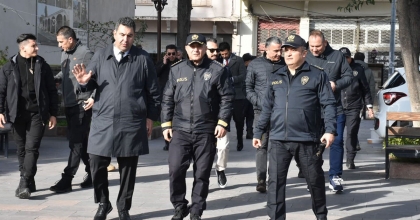 İZMİR EMNİYET MÜDÜRÜ SEL, MENEMEN'DE HUZURLU SOKAKLAR UYGULAMASINI YÖNETTİ