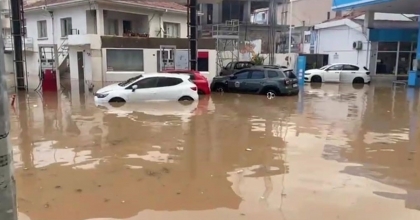 İZMİR’İ SAĞANAK VURDU: YOLLAR GÖLE DÖNDÜ, ARAÇLAR SUYA GÖMÜLDÜ