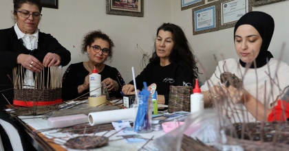 İZMİRLİ KADINLAR ATIK KAĞITLARDAN SEPET ÖRÜYOR