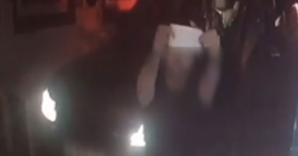 KAPALI OLAN MARKETTEN SU ALDI, PARASINI KAMERAYA GÖSTERİP BIRAKTI