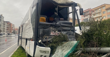 KONTROLDEN ÇIKAN OTOBÜS 2 ARAÇ VE DİREĞE ÇARPARAK DURABİLDİ