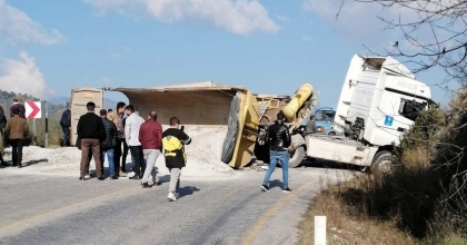 KUM YÜKLÜ TIRIN DORSESİ ANAYOLA DEVRİLDİ  
