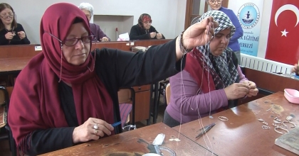 KÜTAHYA'DA KADINLAR TELKARİ SANATI ÖĞRENİYOR