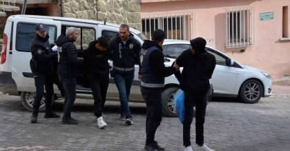 KUYUMCUYU SOYMAK İSTEYEN HIRSIZLAR POLİSTEN KAÇAMADI