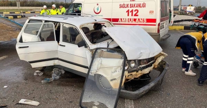MANİSA'DA 2 OTOMOBİL ÇARPIŞTI: 8 YARALI