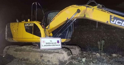 MANİSA'DA İŞ MAKİNELİ KAÇAK KAZIYA JANDARMADAN SUÇÜSTÜ