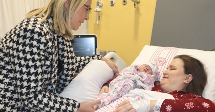 İZMİR'DE YENİ YILIN İLK BEBEĞİ YÜSRA GÜLEÇ OLDU