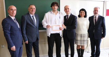 MEZUN OLDUĞU OKULDA KARNE DAĞITTI