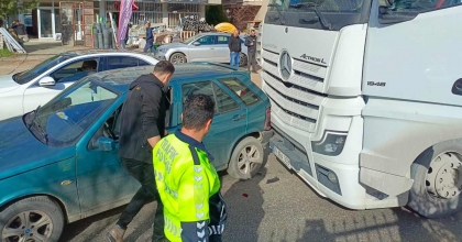 MİLAS ÇEVREYOLUNDA OTOMOBİL İLE TIR ÇARPIŞTI