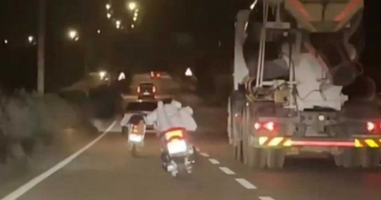 MOTOSİKLET ÜZERİNDE AKROBASİ HAREKETLERİ YAPTILAR