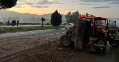 OTOMOBİL KUM YÜKLÜ TRAKTÖRE ÇARPTI