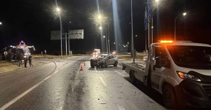 OTOMOBİL SÜRÜCÜSÜ SOLLAMAK İSTEDİĞİ TIRA YANDAN ÇARPIP AĞIR YARALANDI  