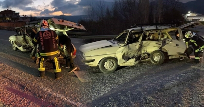 OTOMOBİLDE SIKIŞAN İKİ YARALIYI İTFAİYE KURTARDI