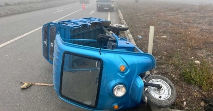 OTOMOBİLİN ÇARPTIĞI ELEKTRİKLİ BİSİKLETTE 3 KİŞİ YARALANDI  