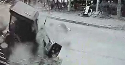 SÜRÜCÜSÜNÜN 50 TL’SİNİ GASP EDİP KAÇIRDIKLARI OTOMOBİLLE KAZA YAPTILAR  