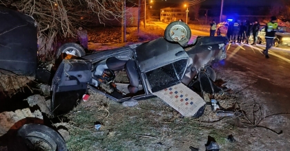 TAKLA ATIP TERS DÖNEN OTOMOBİLDE 4 KİŞİ YARALANDI