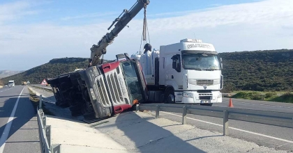 TIR YOLUN ORTASINA DEVRİLDİ 