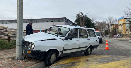 UŞAK'TA OTOMOBİL ELEKTRİK DİREĞİNE ÇARPTI: 2 YARALI