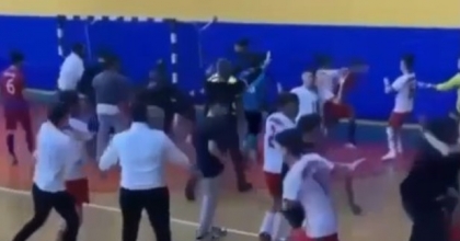 FUTBOL MÜSABAKASI MEYDAN KAVGASINA DÖNDÜ