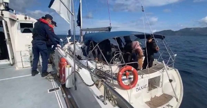 YARDIM TALEBİNDE BULUNAN YELKENLİ TEKNEDEKİ 29 GÖÇMEN KURTARILDI  