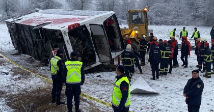 YOLCU OTOBÜSÜ DEVRİLDİ: 6 ÖLÜ, 33 YARALI