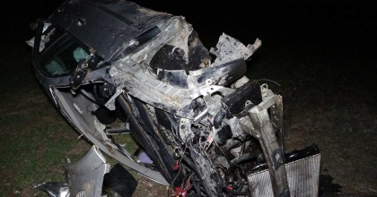 YOLDAN ÇIKAN OTOMOBİL DEFALARCA TAKLA ATARAK HURDAYA DÖNDÜ: 2 YARALI  
