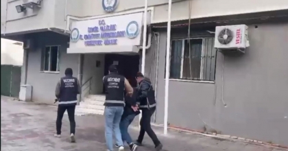 İNTERPOL TARAFINDAN ARANIYORDU: KAZAKİSTAN UYRUKLU ŞÜPHELİ İZMİR’DE YAKALANDI