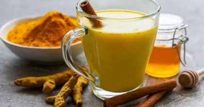 VÜCUDU DİPÇİK GİBİ YAPAN 'ALTIN SÜT' İLE BAĞIŞIKLIK SİSTEMİNİZİ GÜÇLENDİRİN