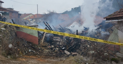 29 KOYUNUN TELEF OLDUĞU EV VE AĞIL YANGININDA MADDİ ZARAR ORTAYA ÇIKTI
