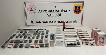 AFYONKARAHİSAR’DA KAÇAK TELEFON AKSESUARLARI ELE GEÇİRİLDİ