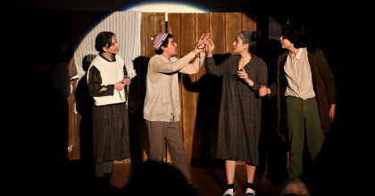 AKM LİSE TİYATRO EKİBİ AYAKTA ALKIŞLANDI