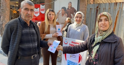 ALAŞEHİR'DE AÇILAN STANT SAYESİNDE 5 KİŞİ SİGARAYI BIRAKTI