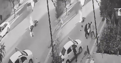 ALEVLER ÜZERİNİ SARDI, ÇEVREDEKİLER SÖNDÜRDÜ