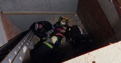 ASANSÖR BOŞLUĞUNA DÜŞEN ŞAHIS YARALANDI