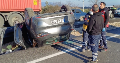 TIRLA ÇARPIŞAN OTOMOBİL TAKLA ATTI: 7 YARALI