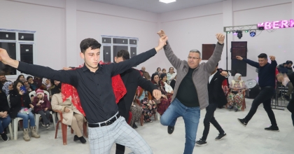 ASKER ADAYLARIYLA ZEYBEK OYNADI