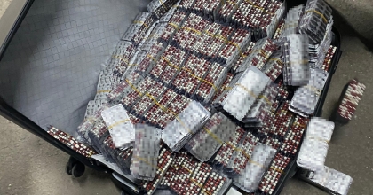 18 YAŞINDAKİ YOLCUNUN VALİZİ SENTETİK HAPLA DOLU ÇIKTI