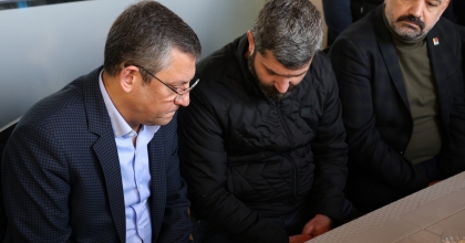 ÖZGÜR ÖZEL’DEN KATLEDİLEN OĞUZ ERGE’NIN AİLESİNE ZİYARET