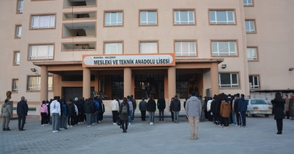 İKİNCİ YARIYIL BAYRAK TÖRENİYLE BAŞLADI