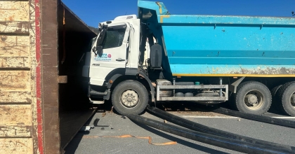 İKİ KAMYON ÇARPIŞTI: 2 YARALI