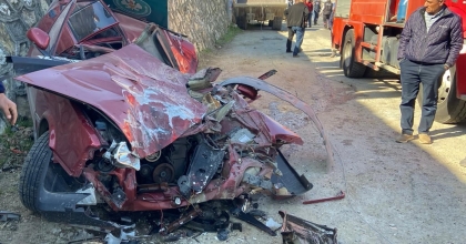 KAMYONDAN DÜŞEN İŞ MAKİNESİ OTOMOBİLİ EZDİ