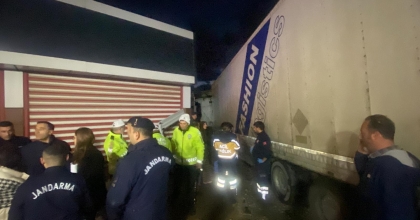 TIRLA SERVİS MİNİBÜSÜ ÇARPIŞTI: 2 ÖLÜ, 12 YARALI