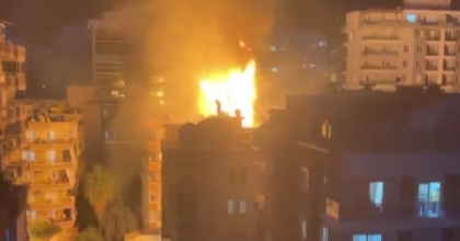 BACADAN ÇIKAN YANGIN TÜM BİNAYI SARDI