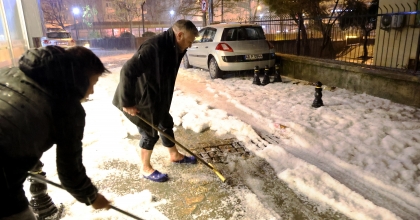 VATANDAŞLAR YOLDAN DOLU KÜREDİ