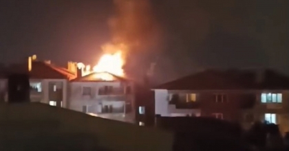 EVİN ÇATISINA YILDIRIM DÜŞTÜ