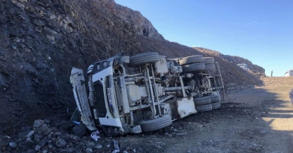 YAKIT KAMYONU UÇURUMA YUVARLANDI