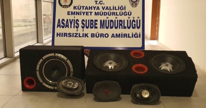 OTOMOBİLDEN TEYP ÇALANLAR YAKALANDI