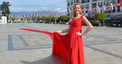 100 METRE UZUNLUĞUNDAKİ GELİNLİK TANITILDI