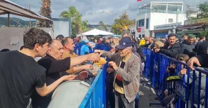 FESTİVALDE 3 TON HAMSİ DAĞITILDI